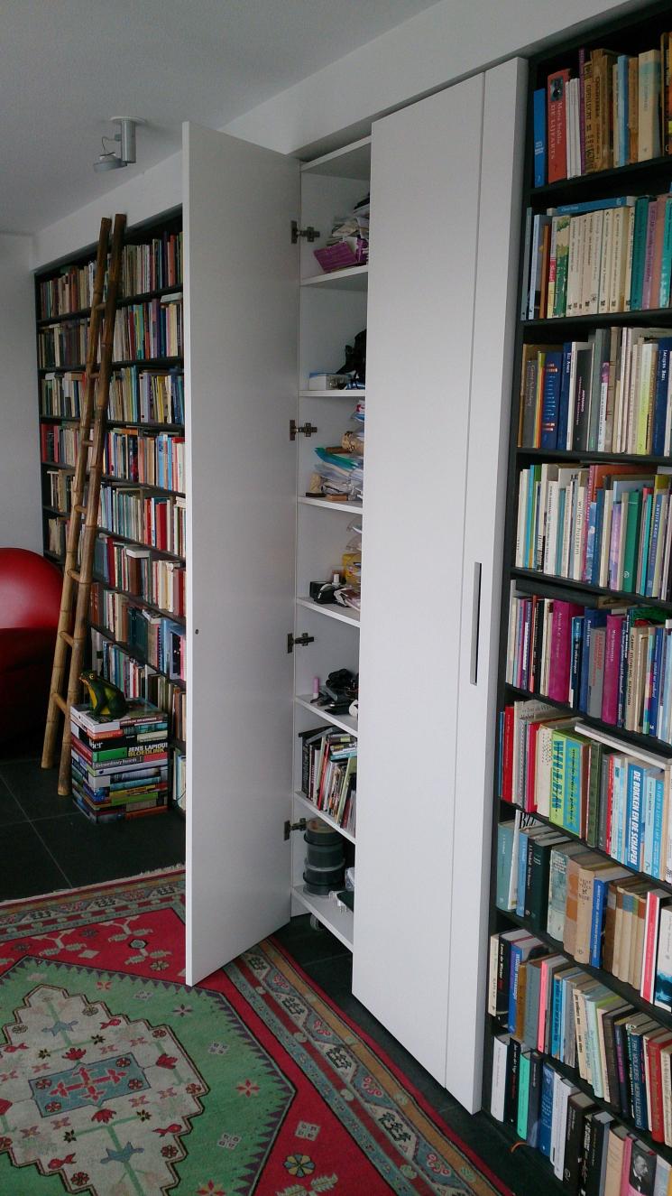8 meter boekenkast, gerookt Eiken ,massief hout,amsterdam,boekenkast op maat,Boekenwand met kast in het midden die in zijn geheel naar buiten kan scharnieren,scharnierende kast op wielen
