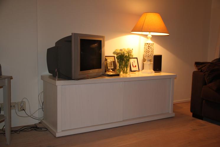 Tv meubel met lades en schuifdeurtjes uitgeborsteld hout, witgeschilderd
