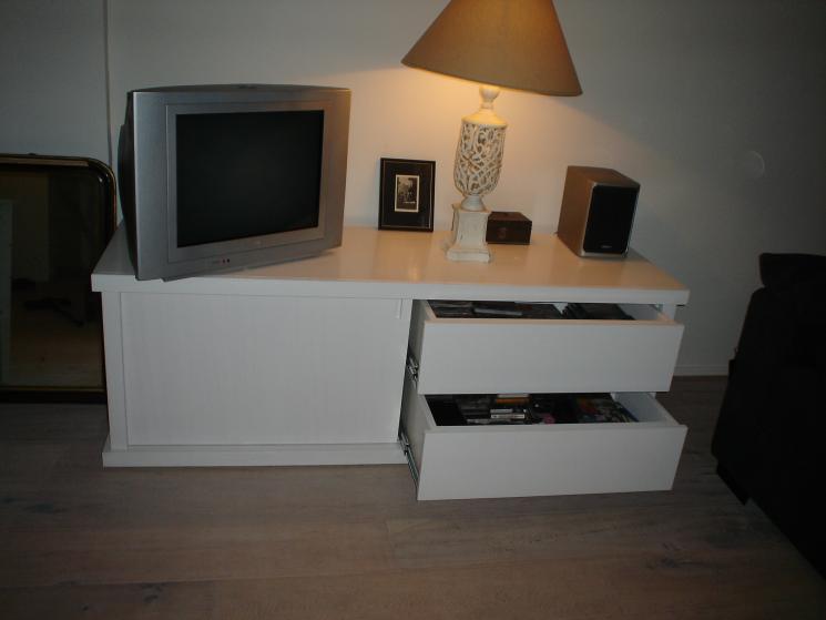Tv meubel met lades en schuifdeurtjes uitgeborsteld hout, witgeschilderd