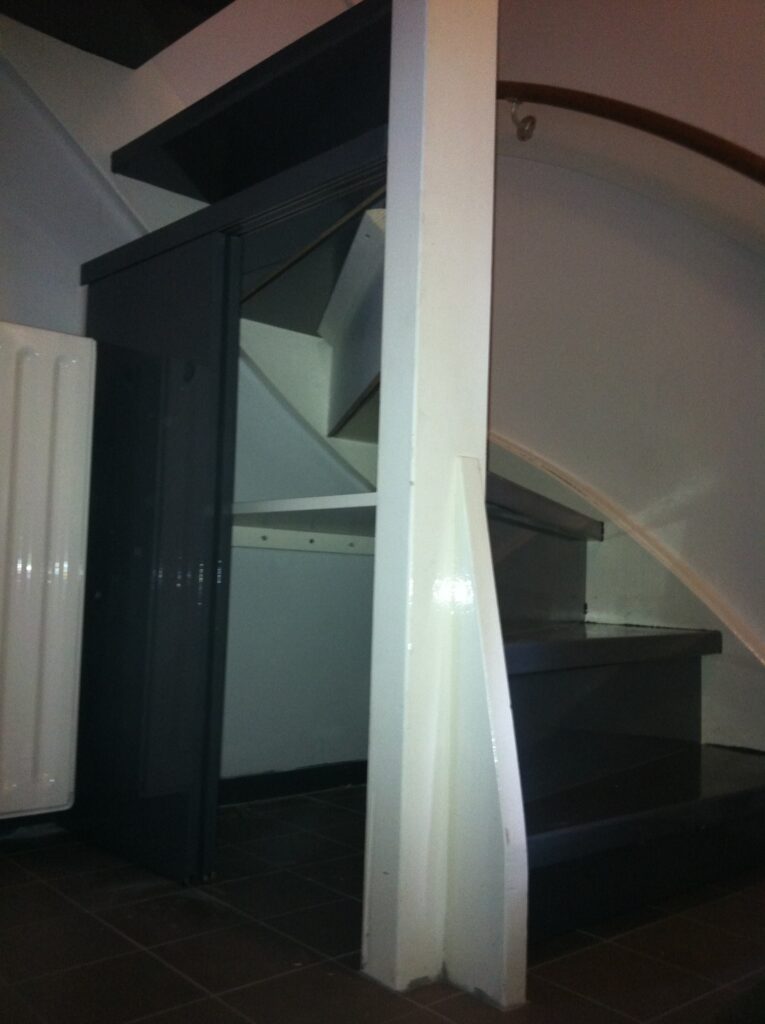 Trapmeubel,Amsterdam,schuifdeurtjes onder trap,maatwerk,opberg meubel onder trap