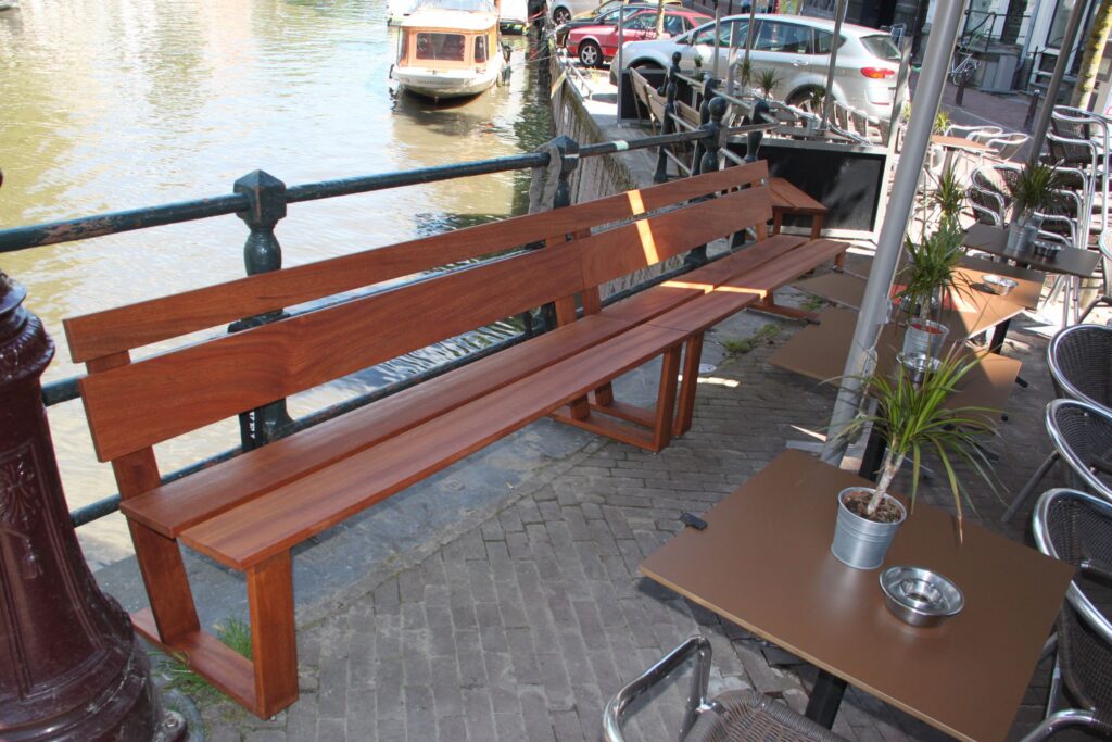Merbau, Terrasbanken, Cafe het Paleis, buitenbank, Amsterdam,Azobe,hardhoutenbank,terrasmeubels