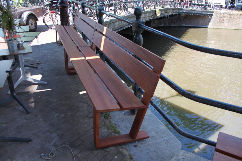 Merbau, Terrasbanken, Cafe het Paleis, buitenbank, Amsterdam,Azobe,hardhoutenbank,terrasmeubels
