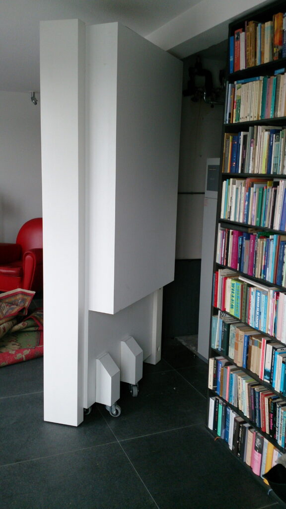 8 meter boekenkast, gerookt Eiken ,massief hout,amsterdam,boekenkast op maat,Boekenwand met kast in het midden die in zijn geheel naar buiten kan scharnieren,scharnierende kast op wielen