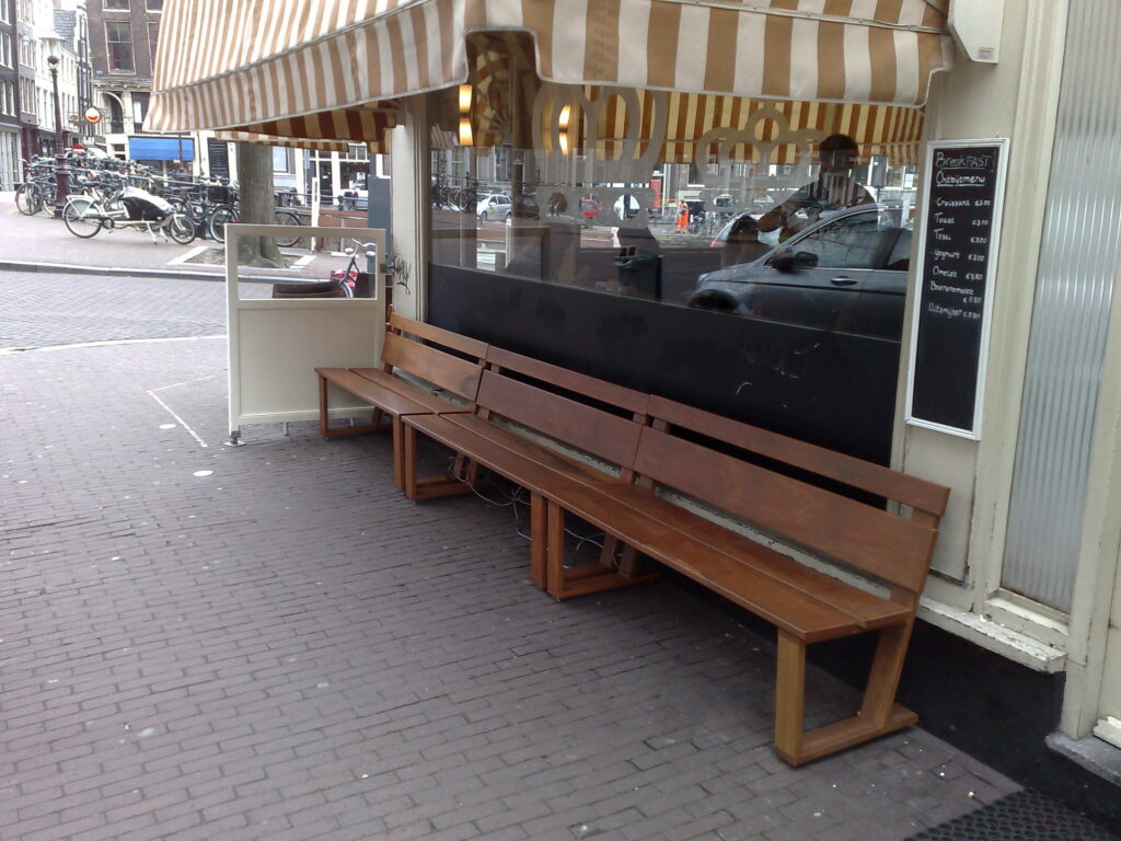 Merbau, Terrasbanken, Cafe het Paleis, buitenbank, Amsterdam,Azobe,hardhoutenbank,terrasmeubels