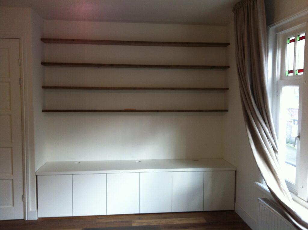 zwevende steigerhouten planken, tv meubel, dressoir