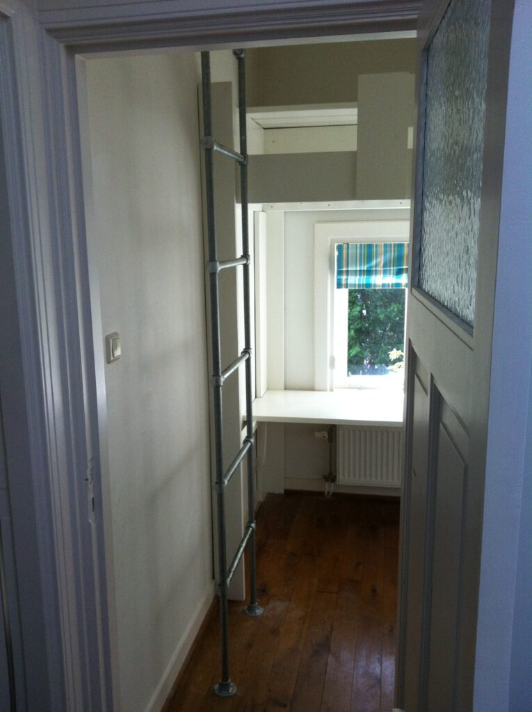 Hoogslaper, Steigerhout met Bureau, zijdeglas wit