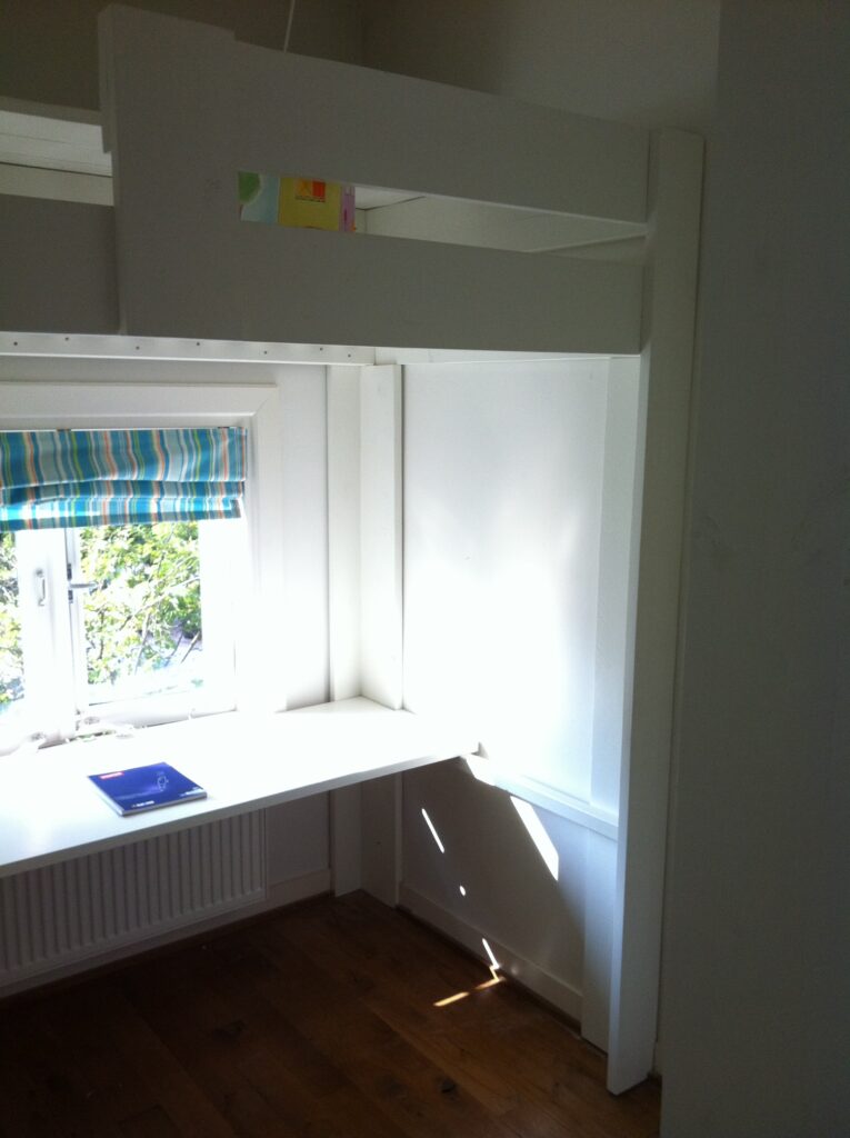 Hoogslaper, Steigerhout met Bureau, zijdeglas wit