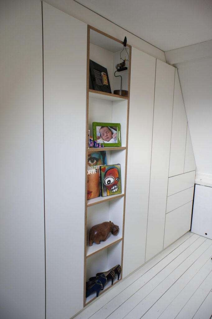 Inbouw Kledingkast, Berken-Multiplex, HPL, push-open lades/deuren, schuin dak