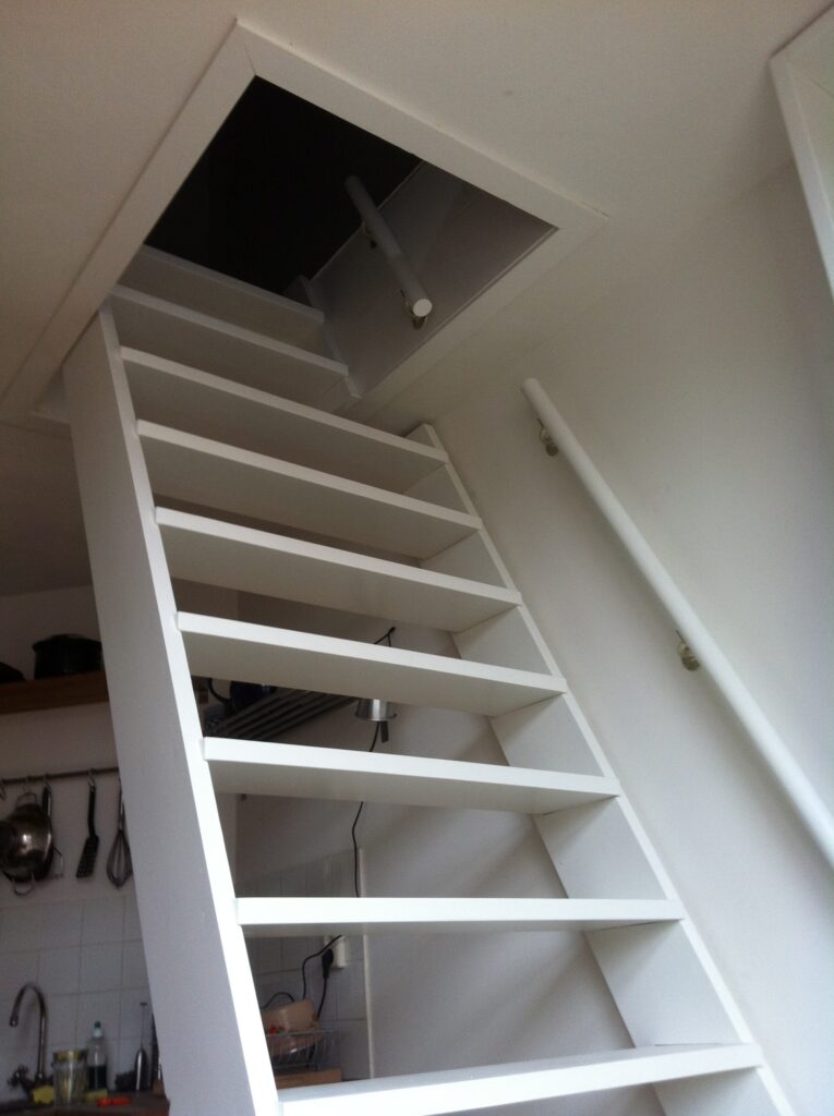 Trap Witgeschilderd en Boekenkast Vurenhout, Amsterdam