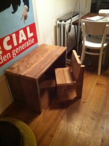 Kinderstoeltje met bureau