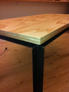 Bureau met gelast onderstel