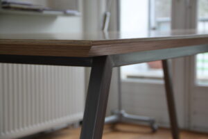 Tafel met verjongd tafelblad en gelast onderstel