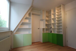 Hoekkast met groene deurtjes