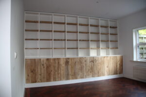Boekenkast met steigerhouten deurtjes en planken