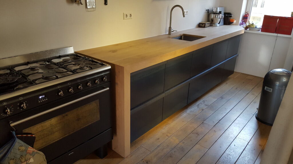 Eikenhouten aanrechtblad,massief eiken,meubels op maat amsterdam,keuken op maat,ikea hacks,stalen lades,industriele keuken,keuken design