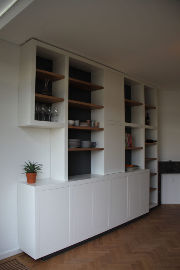 Kast op maat, dikke witte staanders,eikenhouten planken in boekenkast,meubels op maat amstelveen,boekenkast op maat amstelveen,boekenkast op maat amsterdam,wandmeubel op maat amsterdam,dikke witte staanders met eikenhout,meubels op maat amsterdam,wijnrek in kast