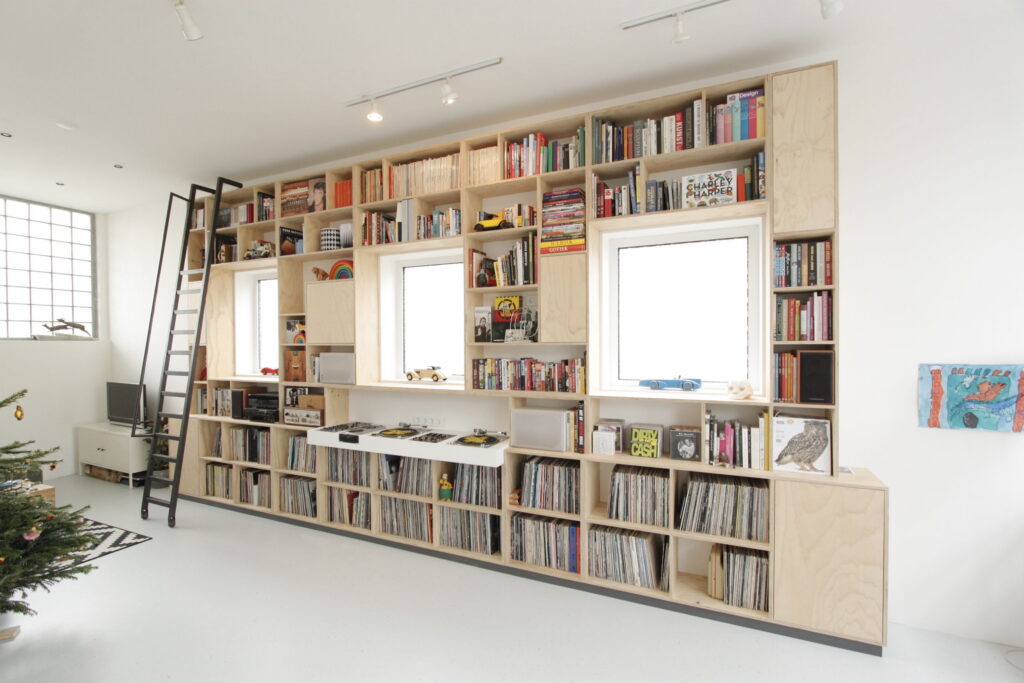 underlayment wandmeubel,kast underlayment,boekenkast met trap,djmeubel,ingebouwde draaitafels,stalen trap op wieltjes,amsterdam,meubels op maat amsterdam,kast om raam,grote boekenkast,amsterdamse meubeldesign, meubelmaker amsterdam, underlayment boekenkast