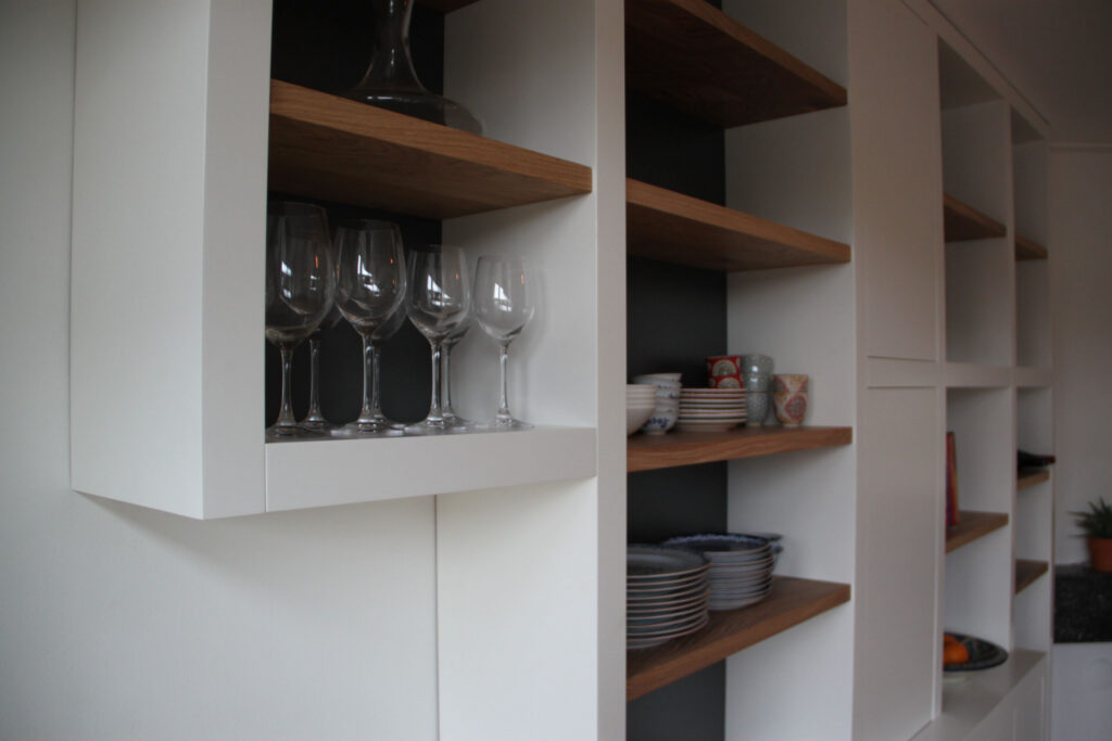 Kast op maat, dikke witte staanders,eikenhouten planken in boekenkast,meubels op maat amstelveen,boekenkast op maat amstelveen,boekenkast op maat amsterdam,wandmeubel op maat amsterdam,dikke witte staanders met eikenhout,meubels op maat amsterdam,wijnrek in kast
