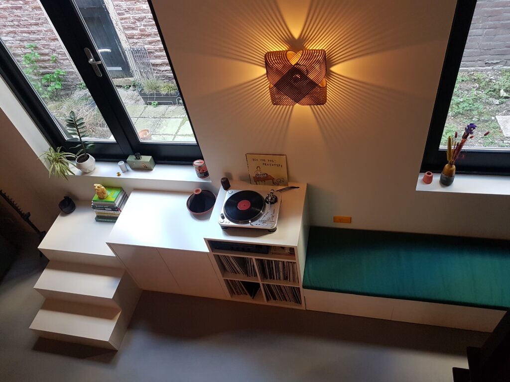 Trapmeubel # Djmeubel #bank onder  raam # Bank met lades #meubelsopmaat #kastopmaat #maatwerk #meubelmaker #amsterdam #interieurbouw #cabinet #bespoke #bespokefurniture #bespokecabinets #interiordesign  #handmade #custommade #cabinetmakers #cabinetmakersamsterdam #loftinterior #loftdesign #loftstyle # interiordesign  #kadijken #kadijksplein #plantagebuurt @reloopdj @reloop_hifi # bespokecabinets