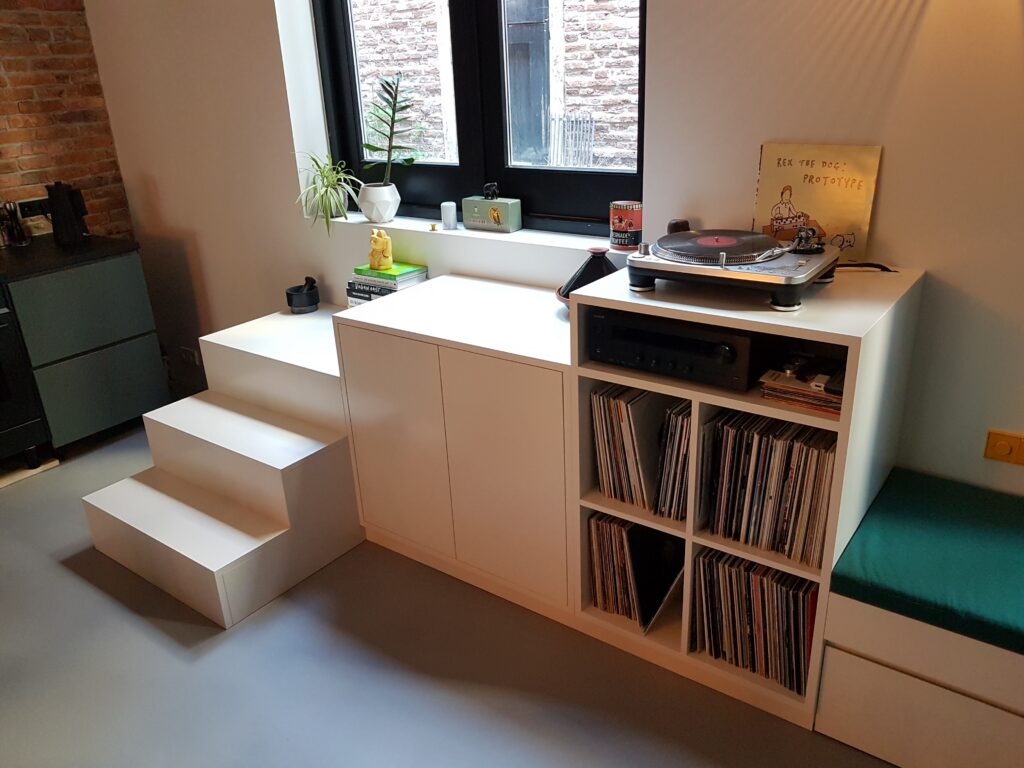 Trapmeubel # Djmeubel #bank onder  raam # Bank met lades #meubelsopmaat #kastopmaat #maatwerk #meubelmaker #amsterdam #interieurbouw #cabinet #bespoke #bespokefurniture #bespokecabinets #interiordesign  #handmade #custommade #cabinetmakers #cabinetmakersamsterdam #loftinterior #loftdesign #loftstyle # interiordesign  #kadijken #kadijksplein #plantagebuurt @reloopdj @reloop_hifi # bespokecabinets