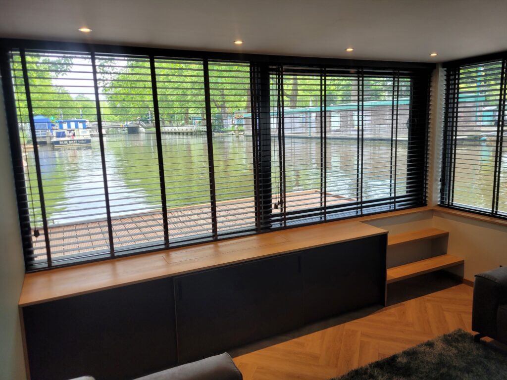 #meubelmaker #meubelmakersamsterdam #tvfurniture #woonbootinrichting #furnture #drinkscabinet #furnituredesign #oak #cabinetmakersamsterdam #cabinetmaker #maatwerk #meubelsopmaat  #bespoke #beerhendriksmaatwerkenmeubels #custommade #amsterdam