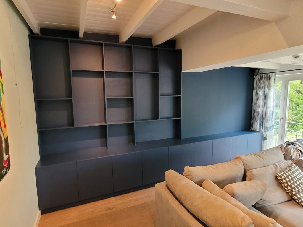 #meubelmaker #meubelmakersamsterdam  #VTwonen #furnture #wall cabinet #furnituredesign  #cabinetmakersamsterdam #cabinetmaker #maatwerk #meubelsopmaat  #bespoke #beerhendriksmaatwerkenmeubels #custommade #amsterdam  wandmeubel mat blauw, maatwerk meubels, maatwerk, kast met ledverlichting