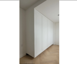 Zwevende kledingkast met paneeldeuren / Floating Bedroom Cupboard