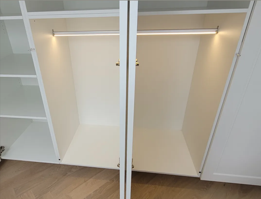Zwevende kledingkast, kledingkast met paneeldeuren ,bespoke fitted wardrobes amsterdam , #interiordesign #interieur #interieurinspiratie #custommade #woodworker #custommade furniture amsterdam #wooddesign  #interieurontwerp #HomeDecor #ModernLiving #carpentry #meubelmaker #meubelmakersamsterdam #cabinetmakersamsterdam #cabinetmaker #maatwerk #meubelsopmaat  #bespoke #custommade #amsterdam #ambacht #Beer Hendriks maatwerk en meubels