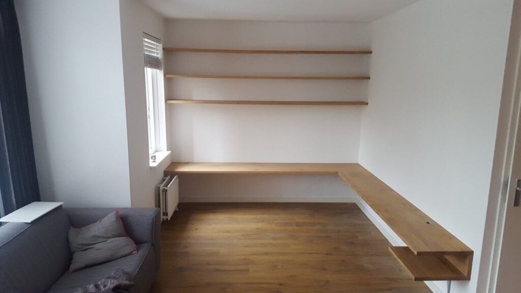 # Oak #meubelmaker #meubelmakersamsterdam #tvfurniture #   #furnituredesign #oak #cabinetmakersamsterdam #cabinetmaker #maatwerk #meubelsopmaat  #bespoke #beerhendriksmaatwerkenmeubels #custommade #amsterdam , planken eikenhout blind bevestigd , boekenplanken eikenhout , eiknplanken op maat