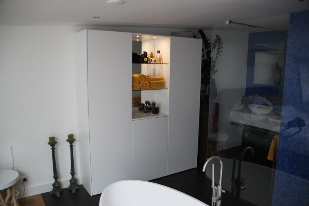 spray painted cabinet custom , custom made cabinet, furnituremaker , meubelmaker , kast op maast , cabinetmakers amsterdam,Badkamerinrichting #wasbakmeubel#bathroomfurniture #himac#meubelmaker #maatwerk #interieur #interieurdesign #radiatorombouw #kastopmaat #furnituremaker #amsterdam