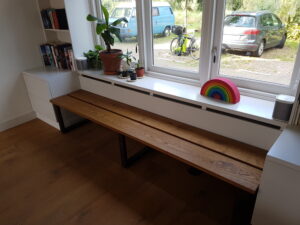 Bankje Massief Eikenhout met zwart stalen frame en radiatorombouw