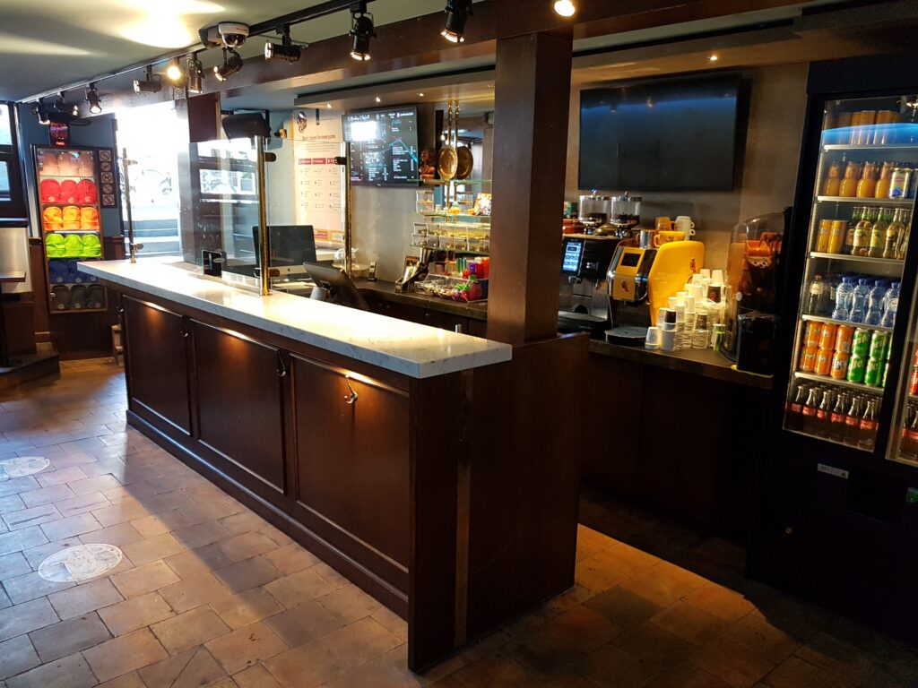 Beer Hendriks , Beer Hendriks maatwerk en meubels ,Horeca meubels, barmeubels met marmer blad ,  #interiordesign #interieur #interieurinspiratie #custommade #woodworker #custommade furniture amsterdam #wooddesign  #interieurontwerp #HomeDecor #ModernLiving #carpentry #meubelmaker #meubelmakersamsterdam #cabinetmakersamsterdam #cabinetmaker #maatwerk #meubelsopmaat  #bespoke #custommade #amsterdam #ambacht