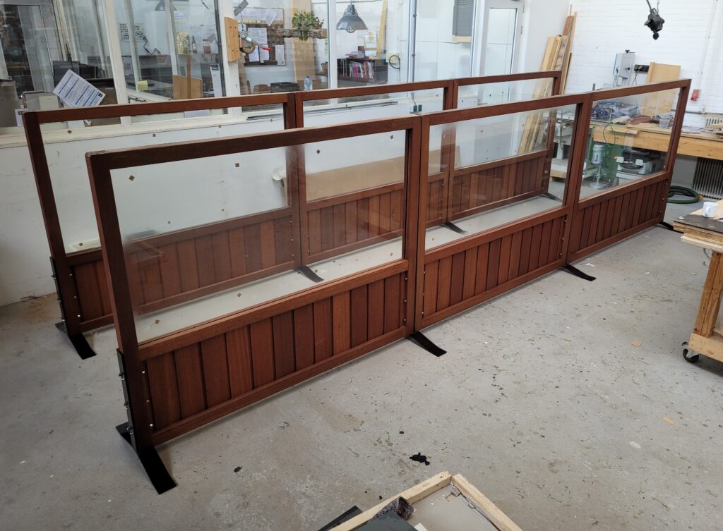 #meubelmaker #meubelmakersamsterdam #meubelmaker Amsterdam#furniture #furnture  #furnituredesign  #cabinetmakersamsterdam #cabinetmaker #maatwerk #meubelsopmaat  #bespoke #beerhendriksmaatwerkenmeubels #custommade #amsterdam # Horeca meubels # Terraswindschermen op maat # Terraswindschermen hardhout # Terrasinrichting #Bankirai # veiligheidsglas # cannibale Royale