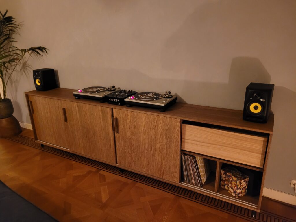 #meubelmaker #meubelmakersamsterdam #cabinetmakersamsterdam #cabinetmaker #maatwerk #meubelsopmaat #djmeubel #vinylfurniture #bespoke #custommade #amsterdam