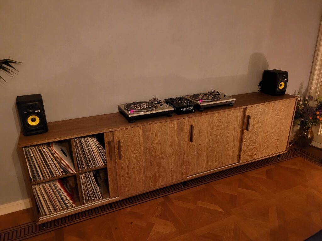 #meubelmaker #meubelmakersamsterdam #cabinetmakersamsterdam #cabinetmaker #maatwerk #meubelsopmaat #djmeubel #vinylfurniture #bespoke #custommade #amsterdam
