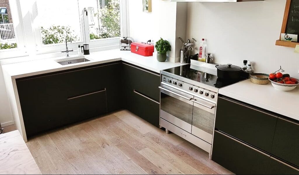 keuken op maat , keuken betonnen blad , keuken mat zwart , kitchen , custom kitchen amsterdam , amsterdam , meubelmaker ,  meubels op maat  , custom made , bespoke , maatwerk, Arpa fenix , wit beton aanrecht blad