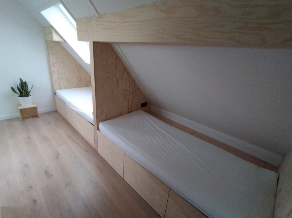 Underlayment bedstee , Bedstee met lades / Box bed with drawers , bedstee op maat , bedstee onder schuin dak ,bedstee op zolder , custom box bed , bespoke box bed,#interiordesign #interieur #interieurinspiratie #custommade #woodworker #custommade furniture amsterdam #wooddesign  #interieurontwerp #HomeDecor #ModernLiving #carpentry #meubelmaker #meubelmakersamsterdam #cabinetmakersamsterdam #cabinetmaker #maatwerk #meubelsopmaat  #bespoke #custommade #amsterdam #ambacht #Beer Hendriks maatwerk en meubels