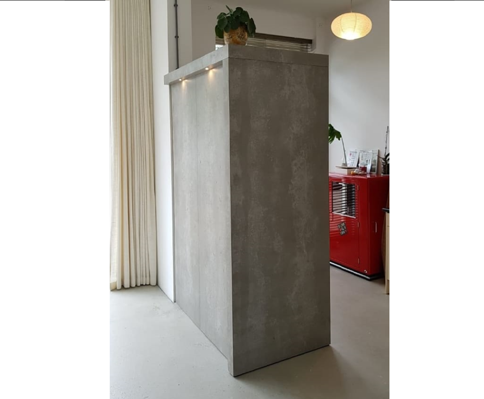 Roomdivider met ingebouwde zithoek,verlichting en lades.Ontwerp @studio_columbo Columbo  #roomdivider #bank #bench #viroc #stofferen #maatwerkmeubels #maatwerk #bespokeinteriors #bespoke #interieurdesign #officedesign #interiordesign #handmade #custommade #meubelmakerij #cabinetmakersamsterdam