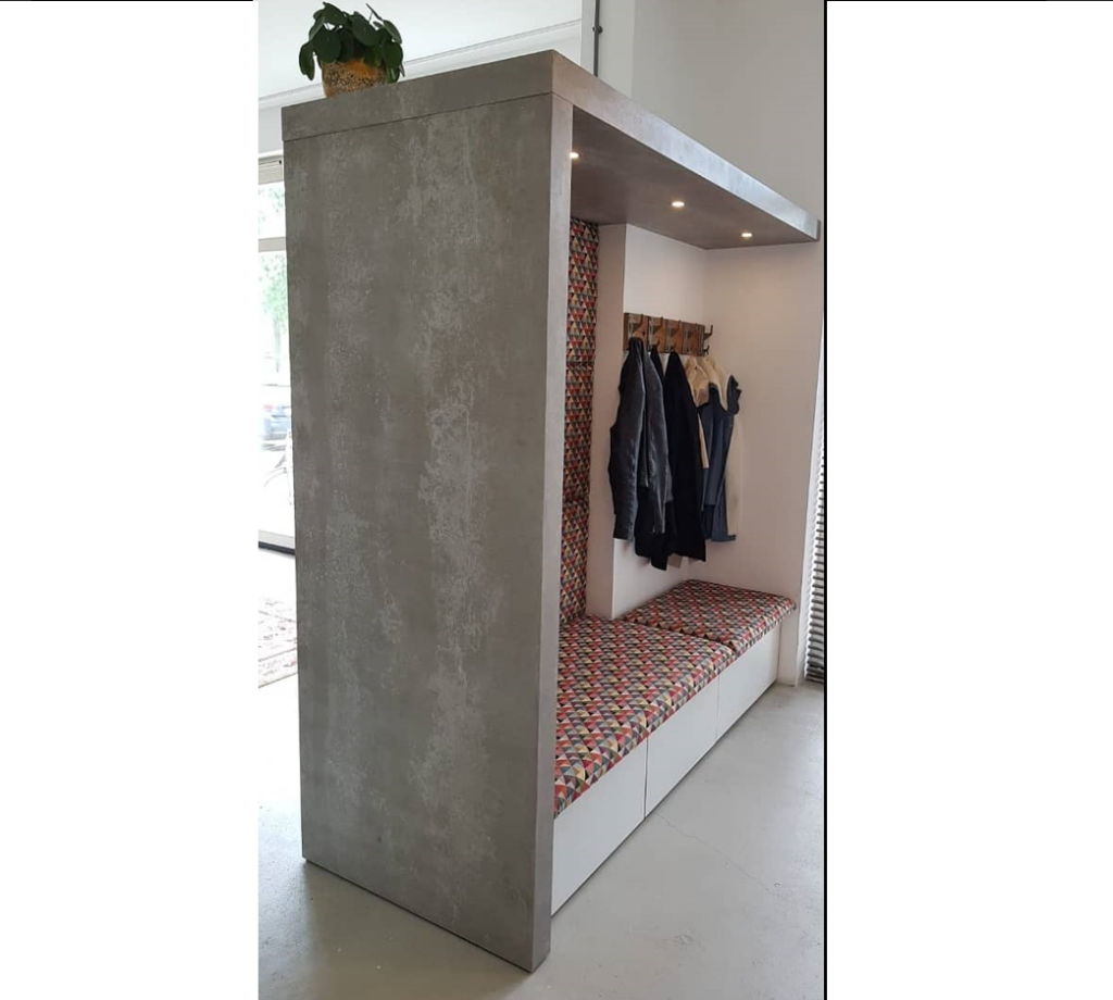 Roomdivider met ingebouwde zithoek,verlichting en lades.Ontwerp @studio_columbo Columbo  #roomdivider #bank #bench #viroc #stofferen #maatwerkmeubels #maatwerk #bespokeinteriors #bespoke #interieurdesign #officedesign #interiordesign #handmade #custommade #meubelmakerij #cabinetmakersamsterdam