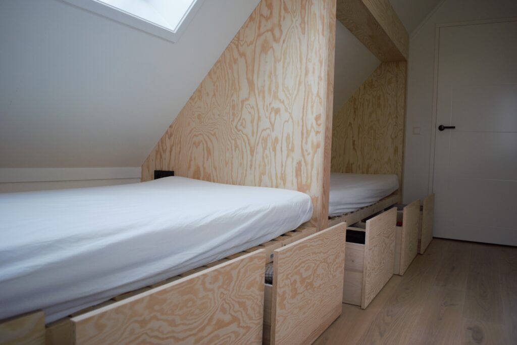 Bedstee met lades / Box bed with drawers , bedstee op maat , bedstee onder schuin dak ,bedstee op zolder , custom box bed , bespoke box bed,#interiordesign #interieur #interieurinspiratie #custommade #woodworker #custommade furniture amsterdam #wooddesign  #interieurontwerp #HomeDecor #ModernLiving #carpentry #meubelmaker #meubelmakersamsterdam #cabinetmakersamsterdam #cabinetmaker #maatwerk #meubelsopmaat  #bespoke #custommade #amsterdam #ambacht #Beer Hendriks maatwerk en meubels