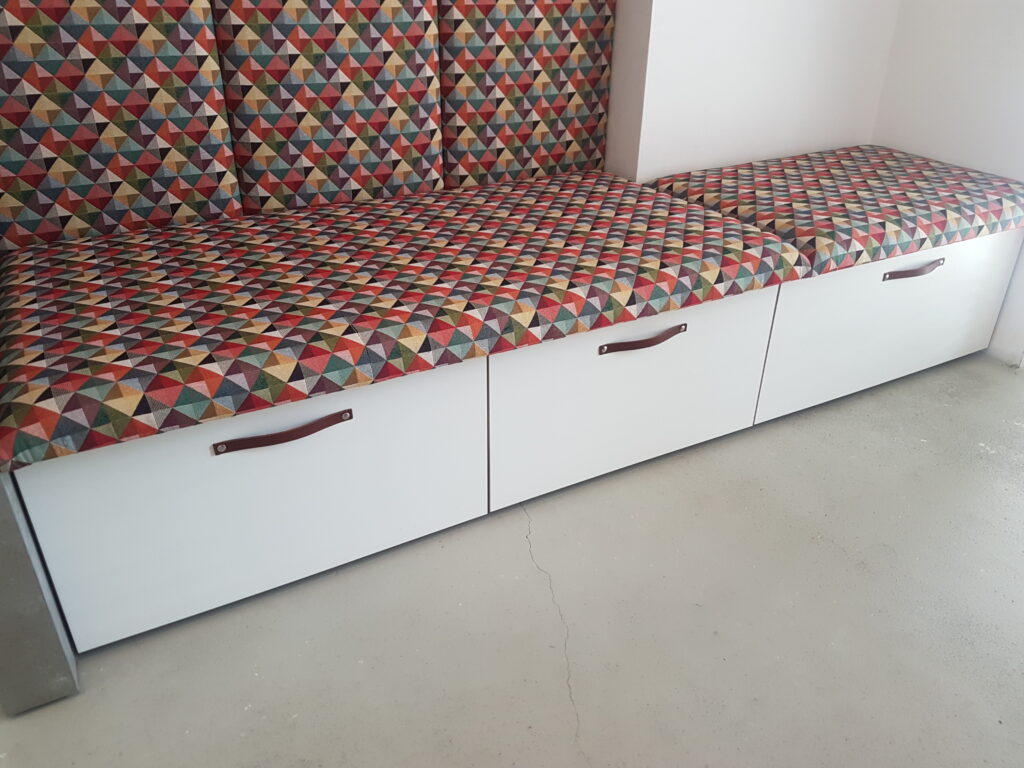 Roomdivider met ingebouwde zithoek,verlichting en lades.Ontwerp @studio_columbo Columbo  #roomdivider #bank #bench #viroc #stofferen #maatwerkmeubels #maatwerk #bespokeinteriors #bespoke #interieurdesign #officedesign #interiordesign #handmade #custommade #meubelmakerij #cabinetmakersamsterdam